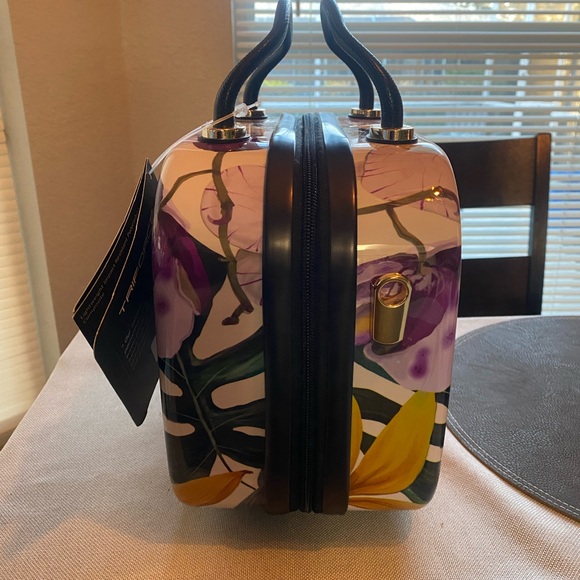 Floral Hard Shell Suitcase 🌸 - Picture 3 of 10